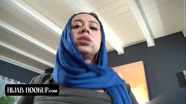 Nakal, Si Arab Ini Hisap Kontol Kakak Tirinya Biar Dia Bungkam Dari Orang Tua Tiri Yang Galak.