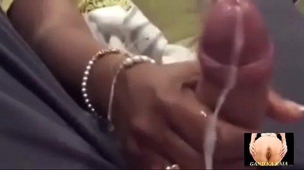 Tangan Ibu India Yang Lembut Bikin Kontolku Keras