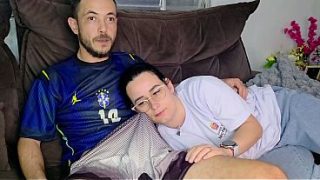 Irmãzinha Gozada Pelo Irmão Enquanto Vê O Jogo Do Brasil, Gemendo Gostoso.