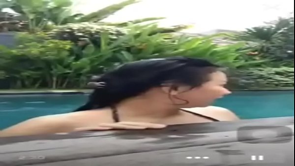 Ngentot Di Kolam Renang Pas Live, Bikin Makin Basah