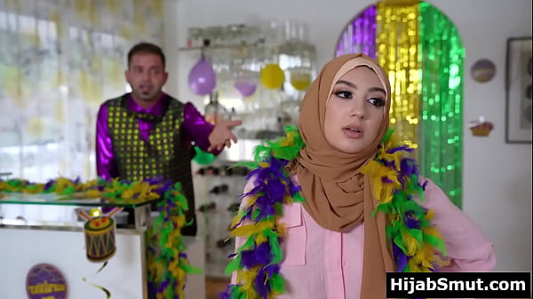 Gadis Hijab Polos Ngentot Pacarnya Pertama Kali, Bibir Mungilnya Menjilat Batang Keras Sampai Basah.